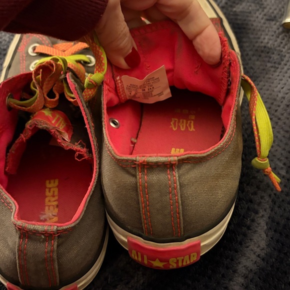Vintage neon pink trim limited edition gray pink Converse low tops size 8 womens - Picture 5 of 7